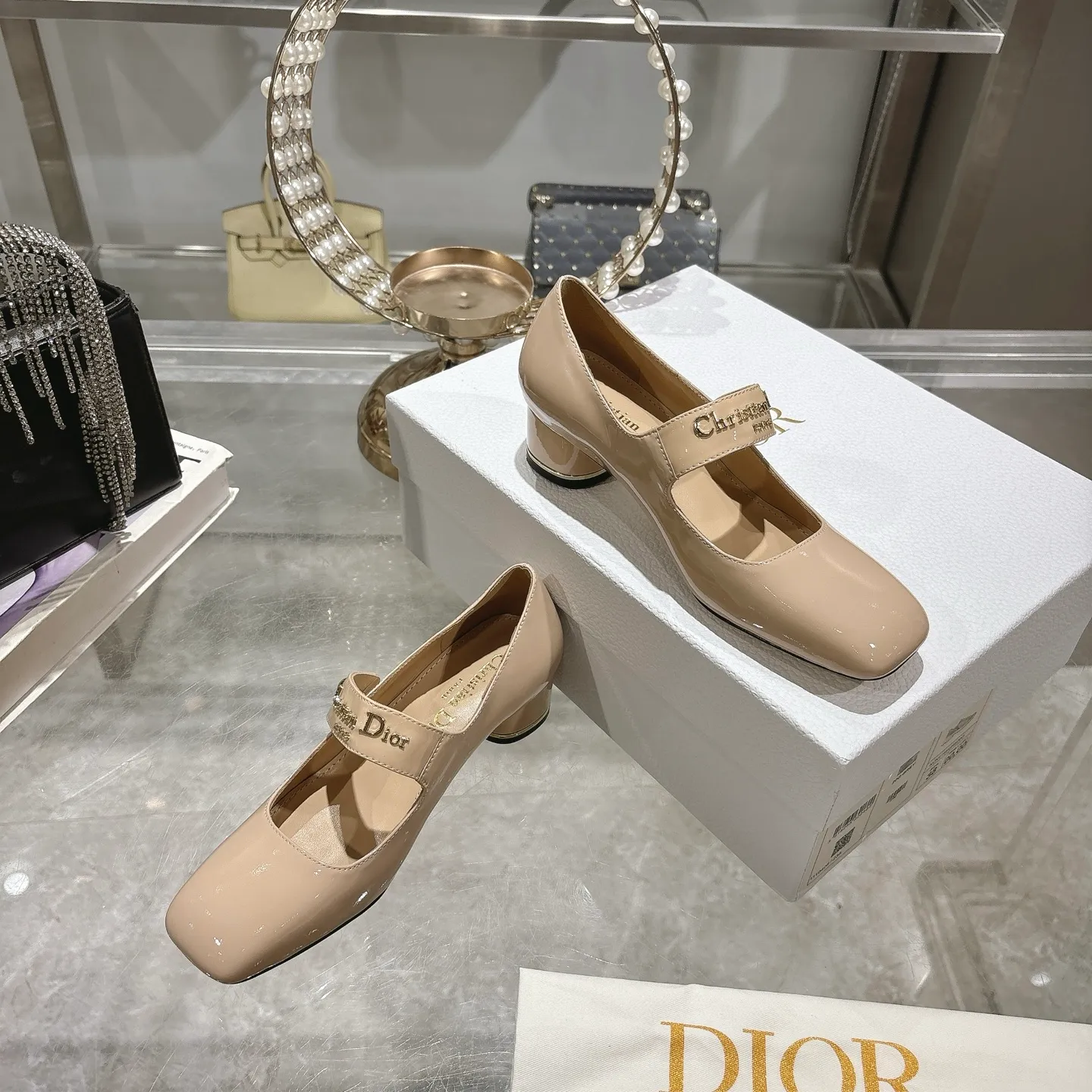 💕💕Factory direct selling price p560💕💕 💕25ss early spring new Dior Dior D-My hardware letter square toe high heels 👠This My Dior high heels are a new product in the 2025 spring and summer ready-to-wear series, showing exquisite elegance. Carefully crafted from cow leather, it is embellished with gold buckles and a metallic Christian Dior Paris logo, making it highly recognizable and highlighting Dior's extraordinary craftsmanship. Graphic style heels complement each other, making the fashionable design more elegant. Upper: cow patent leather. Inner foot pad: sheepskin. Sole: Italian genuine leather outsole. Heel height: 4cm 7.5cm. Size: 35-39 (34.40.41. Customized items are non-refundable)